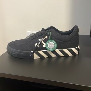 OFF-WHITE Vulc Low Canvas
Black White Black (SS22)